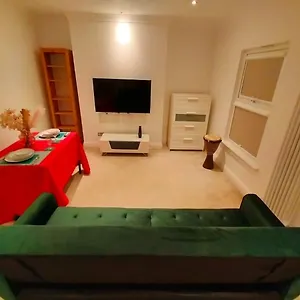 https://fully-equipped-flat-in-the-city-of-e11-1an.brighton-hotels-england.com